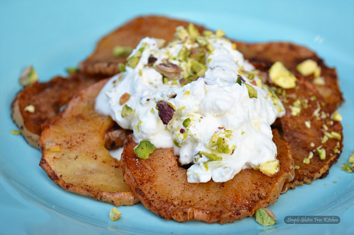 caramelized-apples-with-pistachio-yogurt-cream